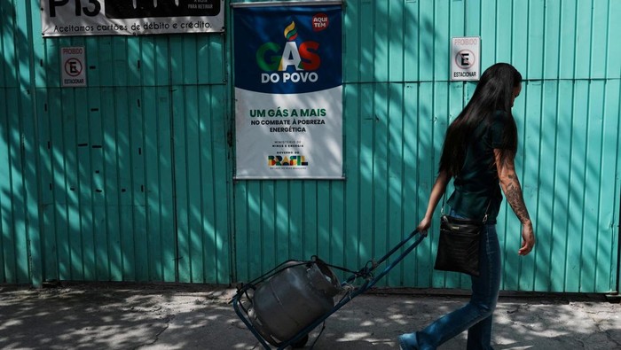 Harga Gas Melonjak, Program “Gas Rakyat Maria Luiza Pereira, 27, speaks to a friend (not pictured) as she leaves at home a cooking gas cylinder from the Brazil President Luiz Inacio Lula da Silva's flagship energy initiative, the “People's Gas” program, as the U.S.-Israeli war on Iran has sharply boosted liquefied petroleum gas prices in the country, Sao Paulo, Brazil, April 6, 2026. REUTERS/Alexandre Meneghini