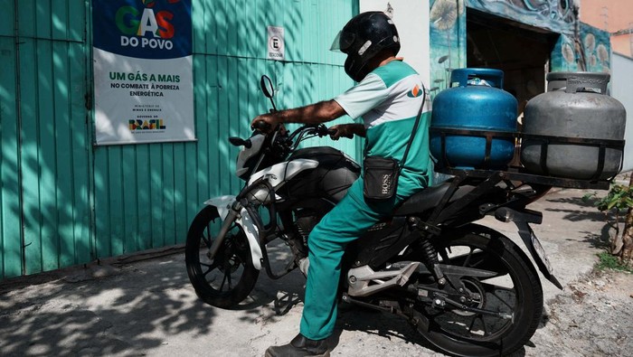 Harga Gas Melonjak, Program “Gas Rakyat Maria Luiza Pereira, 27, speaks to a friend (not pictured) as she leaves at home a cooking gas cylinder from the Brazil President Luiz Inacio Lula da Silva's flagship energy initiative, the “People's Gas” program, as the U.S.-Israeli war on Iran has sharply boosted liquefied petroleum gas prices in the country, Sao Paulo, Brazil, April 6, 2026. REUTERS/Alexandre Meneghini
