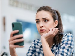 Mengenal Phone Body, Perubahan Postur Tubuh Akibat Keseringan Main HP