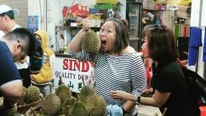 Inayah Wahid Kulineran Seru, Cicip Ayam Betutu dan Jajan Durian