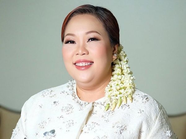 Inayah Wahid Bergaya Klasik Jawa Modern dalam Silaturahmi dengan Keluarga Suami