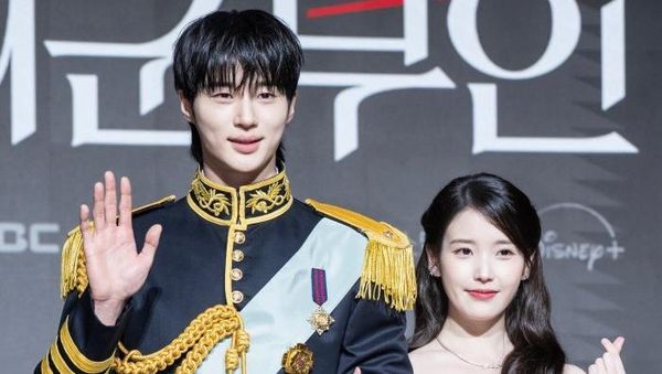 Gaya Byeon Woo Seok-IU Jadi Pangeran dan Putri Kerajaan, Visualnya Unreal