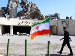 Video: Jelang Deadline Trump, AS-Israel Serang Pulau Kharg hingga Jembatan Iran