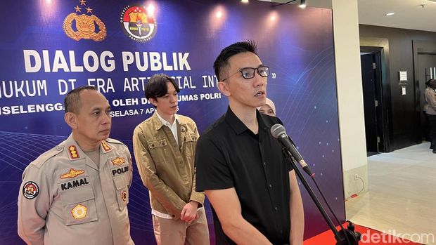 Kasubdit II Dittipidsiber Bareskrim Polri, Kombes Andrian Pramudianto, mengungkap sejumlah metode kepolisian dalam menangani kasus kejahatan siber (cyber crime) (Adhfar AS/detikcom)