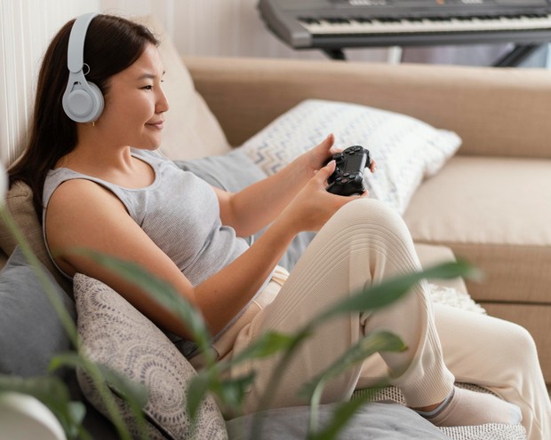 Kebiasaan mendengarkan musik yang mengikuti suasana hati menunjukkan bahwa kamu tidak mendengar lagu secara acak, tetapi menentukan musik mana yang bisa dijadikan alat untuk mengelola emosi. Saat suasana hati tertentu muncul—misalnya saat sedang tenang, sedih, atau bersemangat—kamu cenderung memilih lagu yang “sejalan” dengan perasaan itu. Proses ini disebut emotional matching, yaitu ketika musik digunakan untuk mencerminkan kondisi batin.