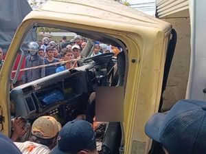 Sopir Truk Boks Tewas Terjepit Usai Tabrak Bus Sumber Selamat di Madiun