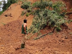 Longsor Tutup Jalan Penghubung Kecamatan Majenang-Wanareja di Desa Cibeunying