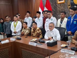 Zulhas Ungkap Dampak Perang AS-Iran: Harga Plastik Naik-Karung Gabah Langka