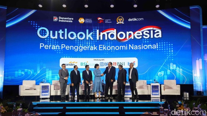 Momen Para Panelis Bahas Peran Penggerak Ekonomi Nasional di Outlook Indonesia Wakil Menteri Keuangan Juda Agung, Ketua Komisi XI DPR Muhammad Misbakhun, Chief Investment Officer Danantara Pandu Patria Sjahrir, Ketua OJK Friderica Widyasari Dewi dan Ketua Dewan Komisioner Lembaga Simpan Pinjam Anggito Abimanyu menjadi pembicara saat aktivitas diskusi Outlook Indonesia dengan tema Peran Penggerak Ekonomi Nasional di Menara Bank Mega, Jakarta, Selasa (7/4/2026).