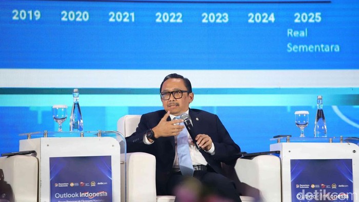 Momen Para Panelis Bahas Peran Penggerak Ekonomi Nasional di Outlook Indonesia Wakil Menteri Keuangan Juda Agung, Ketua Komisi XI DPR Muhammad Misbakhun, Chief Investment Officer Danantara Pandu Patria Sjahrir, Ketua OJK Friderica Widyasari Dewi dan Ketua Dewan Komisioner Lembaga Simpan Pinjam Anggito Abimanyu menjadi pembicara saat aktivitas diskusi Outlook Indonesia dengan tema Peran Penggerak Ekonomi Nasional di Menara Bank Mega, Jakarta, Selasa (7/4/2026).