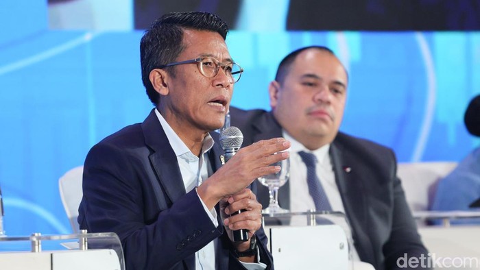 Momen Para Panelis Bahas Peran Penggerak Ekonomi Nasional di Outlook Indonesia Wakil Menteri Keuangan Juda Agung, Ketua Komisi XI DPR Muhammad Misbakhun, Chief Investment Officer Danantara Pandu Patria Sjahrir, Ketua OJK Friderica Widyasari Dewi dan Ketua Dewan Komisioner Lembaga Simpan Pinjam Anggito Abimanyu menjadi pembicara saat aktivitas diskusi Outlook Indonesia dengan tema Peran Penggerak Ekonomi Nasional di Menara Bank Mega, Jakarta, Selasa (7/4/2026).