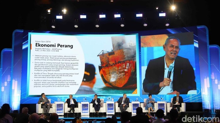 Momen Para Panelis Bahas Peran Penggerak Ekonomi Nasional di Outlook Indonesia Wakil Menteri Keuangan Juda Agung, Ketua Komisi XI DPR Muhammad Misbakhun, Chief Investment Officer Danantara Pandu Patria Sjahrir, Ketua OJK Friderica Widyasari Dewi dan Ketua Dewan Komisioner Lembaga Simpan Pinjam Anggito Abimanyu menjadi pembicara saat aktivitas diskusi Outlook Indonesia dengan tema Peran Penggerak Ekonomi Nasional di Menara Bank Mega, Jakarta, Selasa (7/4/2026).