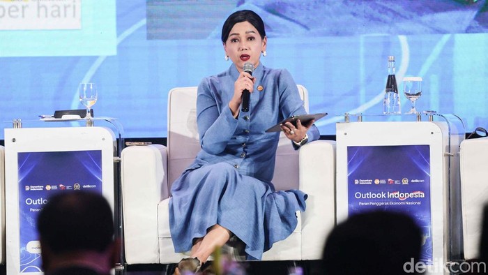 Momen Para Panelis Bahas Peran Penggerak Ekonomi Nasional di Outlook Indonesia Wakil Menteri Keuangan Juda Agung, Ketua Komisi XI DPR Muhammad Misbakhun, Chief Investment Officer Danantara Pandu Patria Sjahrir, Ketua OJK Friderica Widyasari Dewi dan Ketua Dewan Komisioner Lembaga Simpan Pinjam Anggito Abimanyu menjadi pembicara saat aktivitas diskusi Outlook Indonesia dengan tema Peran Penggerak Ekonomi Nasional di Menara Bank Mega, Jakarta, Selasa (7/4/2026).