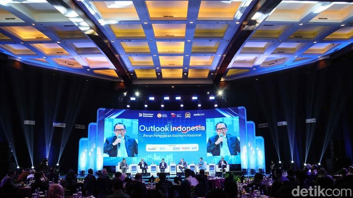 Wakil Menteri Keuangan Juda Agung, Ketua Komisi XI DPR Muhammad Misbakhun, Chief Investment Officer Danantara Pandu Patria Sjahrir, Ketua OJK Friderica Widyasari Dewi dan Ketua Dewan Komisioner Lembaga Simpan Pinjam Anggito Abimanyu menjadi pembicara saat aktivitas diskusi  Outlook Indonesia dengan tema Peran Penggerak Ekonomi Nasional di Menara Bank Mega, Jakarta, Selasa (7/4/2026).