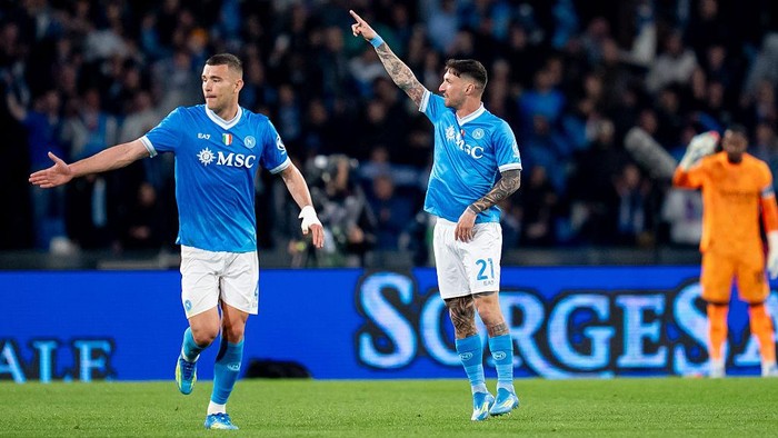 Napoli kini naik ke posisi kedua klasemen Liga Italia.