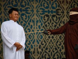 6 Terpidana di Banda Aceh Dihukum Cambuk, Kasus Zina hingga Judi