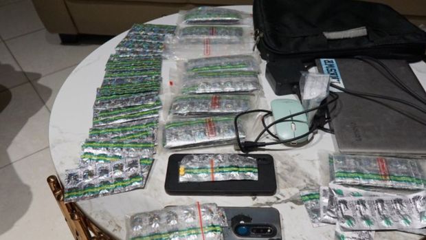 Barang bukti yang disita polisi dari hasil operasi senyap menyasar peredaran obat keras daftar G di Kampung Kavling, Desa Cikarang Kota, Kecamatan Cikarang Utara, Kabupaten Bekasi, Senin.ANTARA/Pradita Kurniawan Syah