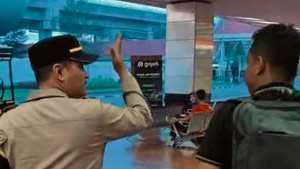Respons 110, Polisi Bantu Pulangkan Pria Kebingungan di Bandara Soetta
