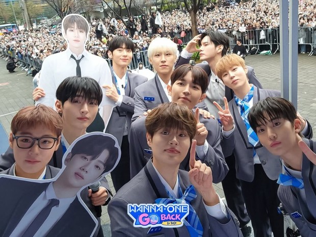 Potret WANNA ONE/ Foto: youtube.com/mnet Momen kebersamaan terbaru dari WANNA ONE akan ditampilkan secara lengkap di acara realitas WANNA ONE GO : Back to Base yang mengudara perdana pada (28/4).