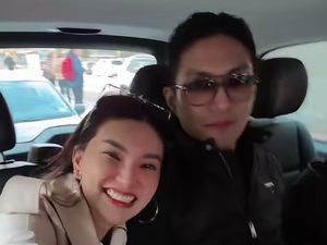 Foto Mesra Sarwendah & Giorgio Antonio di Italia, Gandengan-Saling Tatap