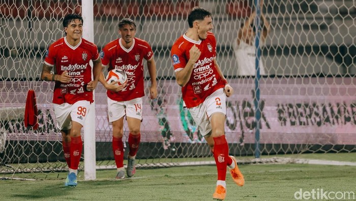 Selebrasi Joao Ferrari (kanan) usai mencetak gol keduanya saat Bali United melawan PSBS Biak di Stadion Kapten I Wayan Dipta, Senin (6/4).