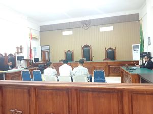 3 Terdakwa Proyek Irigasi Wae Kaca Dituntut 17 Bulan Penjara