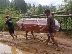 Jenazah Lansia di Tana Toraja Ditandu 10 Kilometer Imbas Jalan Rusak