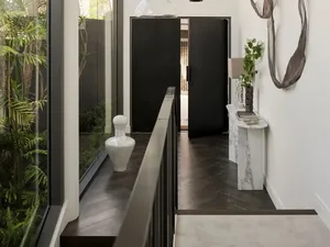 Tangga di Depan Pintu Dilarang dalam Feng Shui, Ini Alasannya