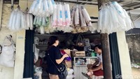 Harga Plastik Melejit, Pedagang di Palembang Menjerit