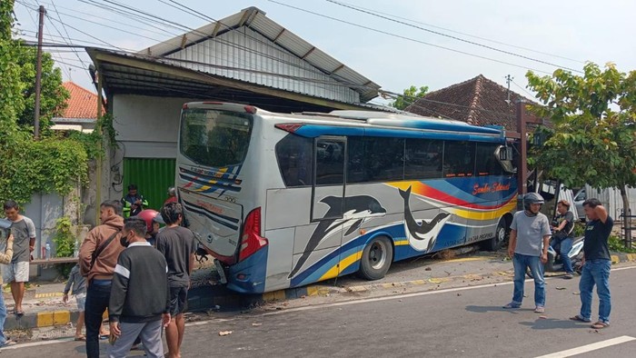 Truk tabrak bus Sumber Selamat di Caruban, Madiun akibatkan sopir truk tewas terjepit