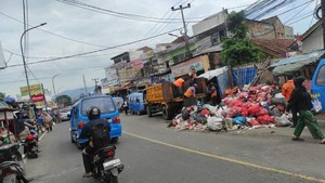 Viral SDN di Leuwiliang Bogor Dikepung Tumpukan Sampah