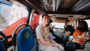 Walkot Palembang Beri Contoh Naik Transportasi Umum Saat Berangkat Kerja