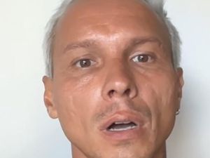 Bule Rusia Curhat, Lagi Surfing eh Barang Berharganya Dicolong dari Jok Motor