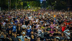 Aerobik Massal Warnai Sore di Taman Lumphini Bangkok