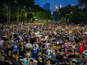 Aerobik Massal Warnai Sore di Taman Lumphini Bangkok