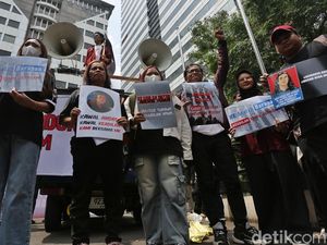 Aksi Massa di MK Desak Kasus Andrie Yunus Diadili di Peradilan Umum