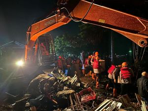 Banjir dan Longsor di Sembahe, Brimob Turunkan Tim Cari Korban