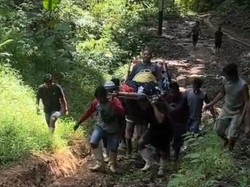 Pria Sakit di Bone Bolango Ditandu 42 Km ke RS gegara Jalan Rusak