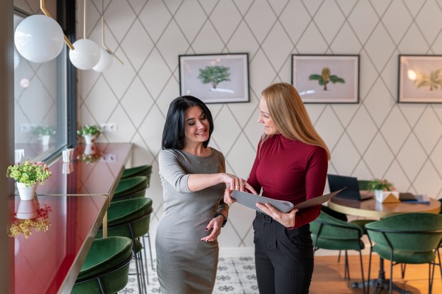 Cara orang percaya diri memengaruhi orang lain dapat dimulai dari tindakan sederhana seperti meminta bantuan. Meminta bantuan kecil dapat menghasilkan dampak psikologis yang signifikan melalui Benjamin Franklin Effect. Orang lain cenderung merasa lebih terhubung setelah membantu.