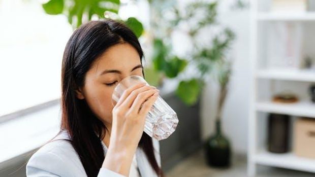 Cukupi kebutuhan cairan selama musim kemarau. Kamu bisa minum air putih 2-3 liter setiap hari.