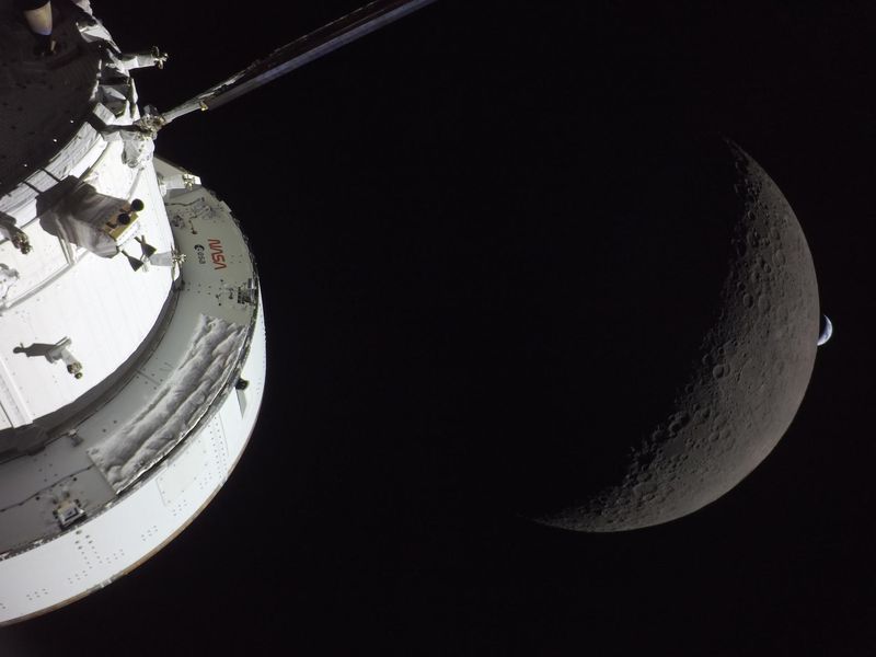 Foto Bumi dan Gerhana dari Balik Bulan oleh Artemis II