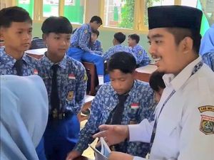 Kisah Guru Honorer di Malang Rela PP 150 Km untuk Mengajar
