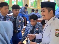 Kisah Guru Honorer di Malang Rela PP 150 Km untuk Mengajar