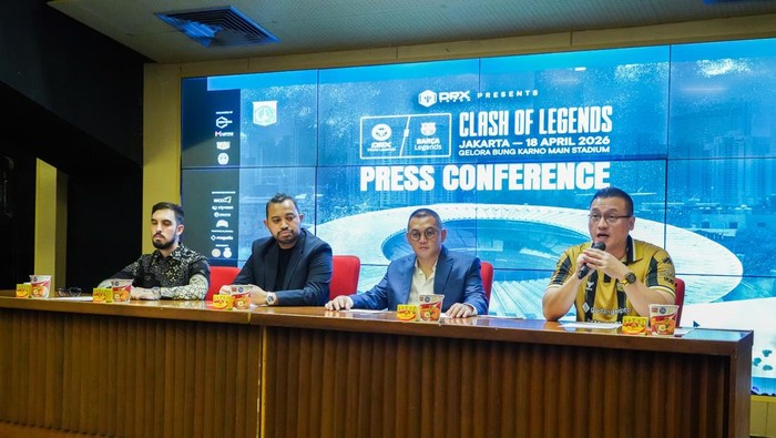 Hardiyanto Kenneth Perwakilan dari Dewa United Sedang Memberikan Keterangan Pers Pada Saat Konferensi Pers Clash Of Legends di Stadion Utama Gelora Bung Karno, Jakarta Pusat.