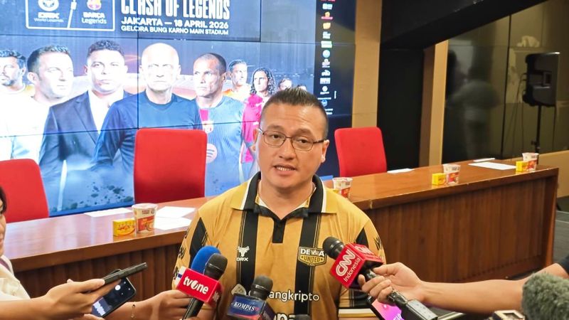 Hardiyanto Kenneth Perwakilan dari Dewa United Sedang Memberikan Keterangan Pers Pada Saat Konferensi Pers Clash Of Legends di Stadion Utama Gelora Bung Karno, Jakarta Pusat.