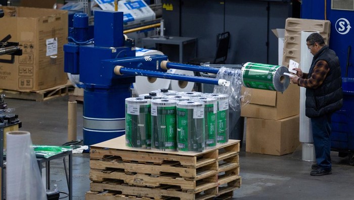 Industri Plastik AS Terpukul Dampak Perang Iran An employee operates a machine next to rolls of plastic to produce grocery bags at Emerald Packaging in Union City, California, U.S., April 6, 2026. As the U.S.-Israel conflict with Iran continues, Kevin Kelly, chief executive of Emerald Packaging, believes prices are expected to rise for the plastic resin that Emerald Packaging turns into produce bags for grocery stores, with a two‑step jump over a few weeks—from 45 to 55 and then to 85 cents per pound—setting up likely disputes with customers and possible force majeure cancellations of contracts it can no longer afford to honor. REUTERS/Carlos Barria