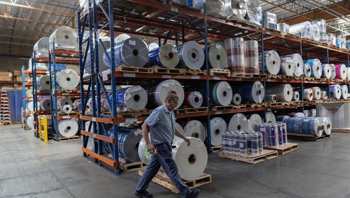 Industri Plastik AS Terpukul Dampak Perang Iran An employee operates a machine next to rolls of plastic to produce grocery bags at Emerald Packaging in Union City, California, U.S., April 6, 2026. As the U.S.-Israel conflict with Iran continues, Kevin Kelly, chief executive of Emerald Packaging, believes prices are expected to rise for the plastic resin that Emerald Packaging turns into produce bags for grocery stores, with a two‑step jump over a few weeks—from 45 to 55 and then to 85 cents per pound—setting up likely disputes with customers and possible force majeure cancellations of contracts it can no longer afford to honor. REUTERS/Carlos Barria