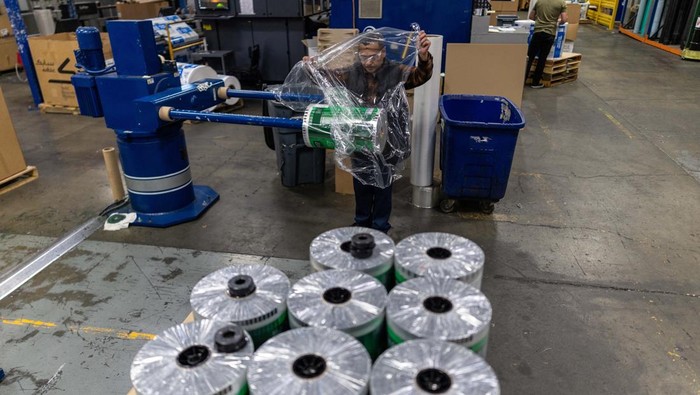 Industri Plastik AS Terpukul Dampak Perang Iran An employee operates a machine next to rolls of plastic to produce grocery bags at Emerald Packaging in Union City, California, U.S., April 6, 2026. As the U.S.-Israel conflict with Iran continues, Kevin Kelly, chief executive of Emerald Packaging, believes prices are expected to rise for the plastic resin that Emerald Packaging turns into produce bags for grocery stores, with a two‑step jump over a few weeks—from 45 to 55 and then to 85 cents per pound—setting up likely disputes with customers and possible force majeure cancellations of contracts it can no longer afford to honor. REUTERS/Carlos Barria