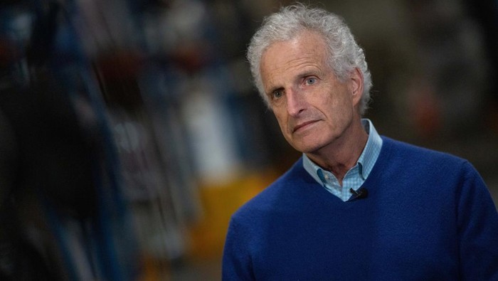An employee operates a machine next to rolls of plastic to produce grocery bags at Emerald Packaging in Union City, California, U.S., April 6, 2026. As the U.S.-Israel conflict with Iran continues, Kevin Kelly, chief executive of Emerald Packaging, believes prices are expected to rise for the plastic resin that Emerald Packaging turns into produce bags for grocery stores, with a two‑step jump over a few weeks—from 45 to 55 and then to 85 cents per pound—setting up likely disputes with customers and possible force majeure cancellations of contracts it can no longer afford to honor. REUTERS/Carlos Barria