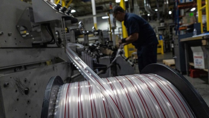 Industri Plastik AS Terpukul Dampak Perang Iran An employee operates a machine next to rolls of plastic to produce grocery bags at Emerald Packaging in Union City, California, U.S., April 6, 2026. As the U.S.-Israel conflict with Iran continues, Kevin Kelly, chief executive of Emerald Packaging, believes prices are expected to rise for the plastic resin that Emerald Packaging turns into produce bags for grocery stores, with a two‑step jump over a few weeks—from 45 to 55 and then to 85 cents per pound—setting up likely disputes with customers and possible force majeure cancellations of contracts it can no longer afford to honor. REUTERS/Carlos Barria